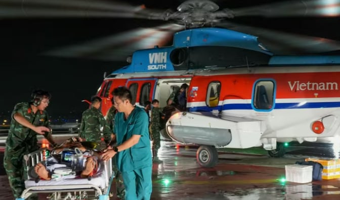 Trực thăng bay xuyên đêm đưa 2 bệnh nhân nguy kịch từ Trường Sa vào đất liền